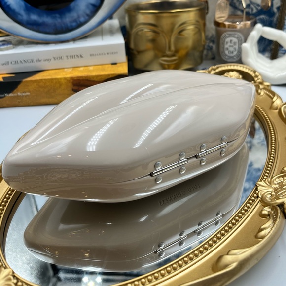 🆕 LULU GUINNESS 🧿 NWOT Iconic Lips Perspex Clutch Stone Grey - Picture 6 of 11
